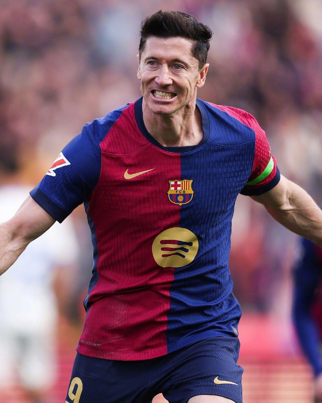 莱万多夫斯基新星晋级下一阶段表现突出，塞尔维亚队前途光明！